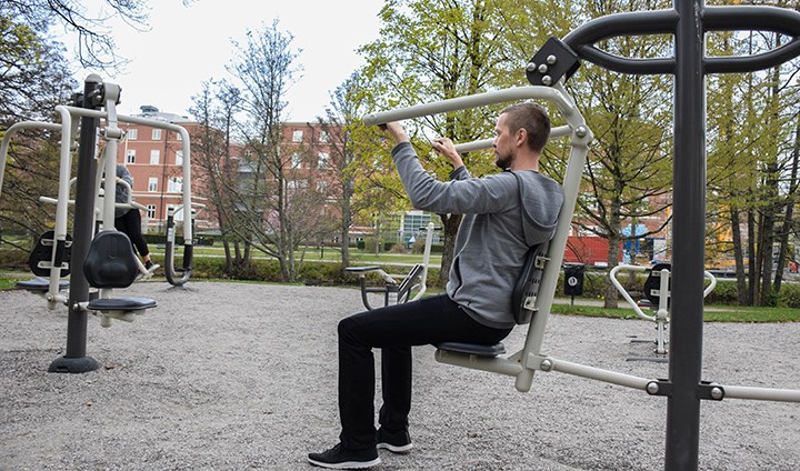 Marcus Jonsson tränar på ett utegym 