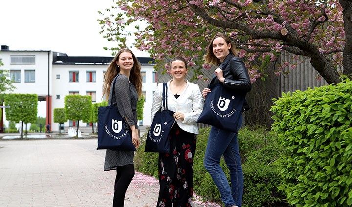 Sophie Falke, Rita Gebert and Maëva Letessier på Campus Örebro.
