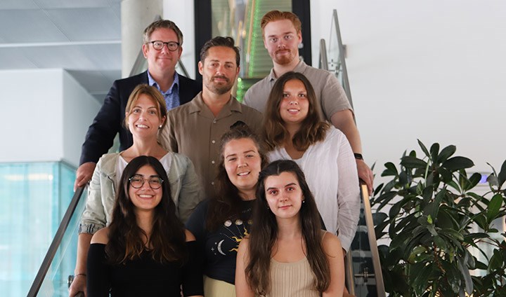 Gruppbild på  studenter och medarbetare från Örebro universitet och ÖBO. 