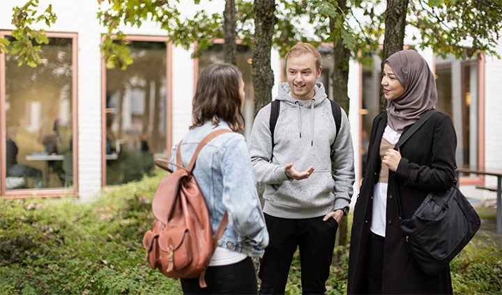 Tre studenter på Örebro universitets campus.
