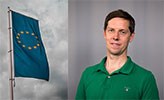 Två bilder bredvid varandra. Den ena bilden föreställer en EU-flagga, den andra forskaren Jacob Öberg i grön pikétröja.