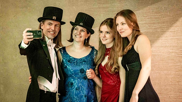 Erik, Ingrid, Selma och Klara Witte taing a selfie.