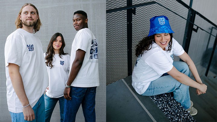 Studenter visar upp T-shirts med tryck.