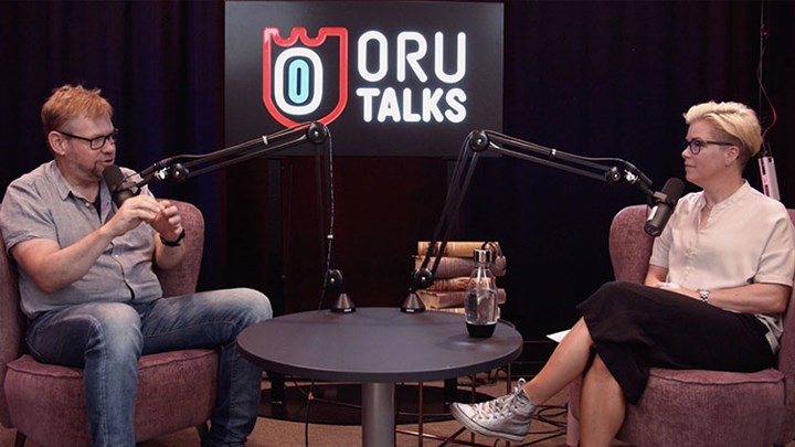 Magnus Johansson och Anna-Karin Jungander i samtal vid inspelningen av ORU Talks.