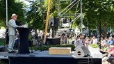Erik Amnå står på en scen utomhus i Almedalen. 