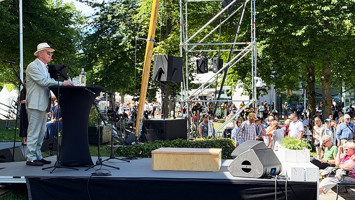 Erik Amnå står på en scen utomhus i Almedalen.