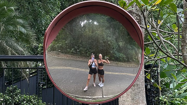 Ellen Mårdsjö och Othilia Vinblad i en rund spegel. 