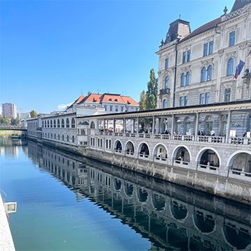 En bild från centrala Ljubljana där man ser floden som flyter genom staden.