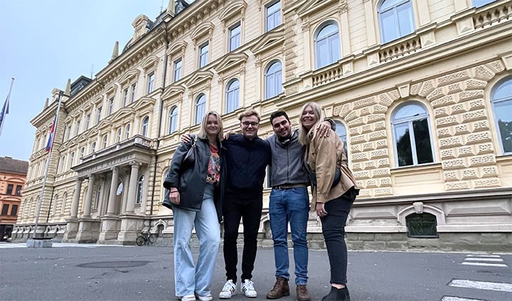 Fyra studenter står framför universitet i Maribor. 