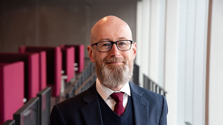 Unga får allt svårare att ta sig in på arbetsmarknaden. Det kan – åtminstone delvis – förklaras av generativ AI, enligt en ny studie. ”Nedgången är särskilt tydlig för yrken som är exponerade mot AI, som mjukvaruutvecklare och kundtjänstpersonal”, säger Magnus Lodefalk, docent och lektor i nationalekonomi vid Örebro universitet.