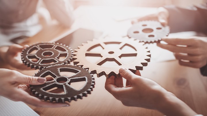 Händer med kugghjul