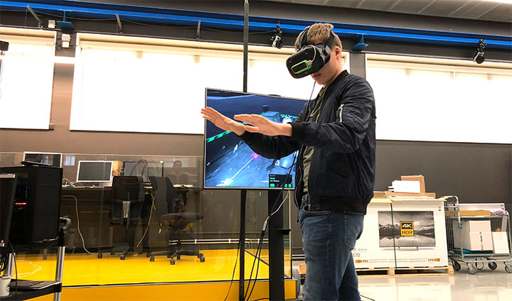 Viktor Enbom som provar VR