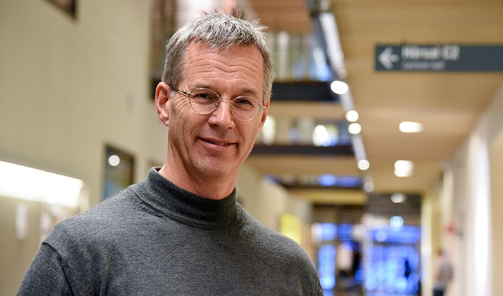 Johan Jendle standing in a hallway at Campus Örebro.