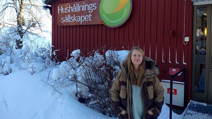 Carolin Vallgren utanför ett hus där det står "Hushållningssällskapet".