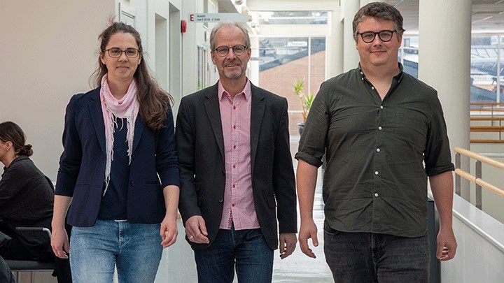 Karin Gustafsson, Rolf Lidskog och Adam Strandring går bredvid varandra i Forumhuset. 