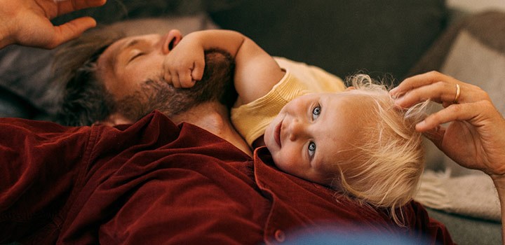 Pappa är föräldraledig med sitt barn.