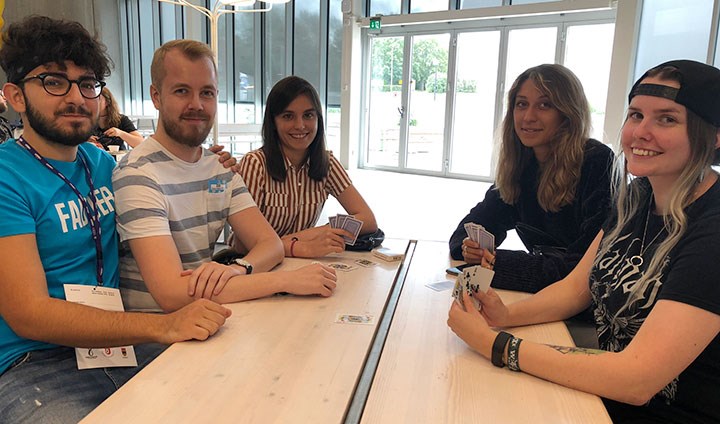 Saher Gabriel and Henrik Classon are student buddies to the exchange students. Here they are introducing Andrea Antiqueira, Isotta Brunetti and Maria Backman to Sweden with a card game.