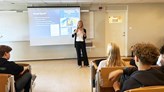 Maria Camacho Doyle föreläser i ett klassrum. 