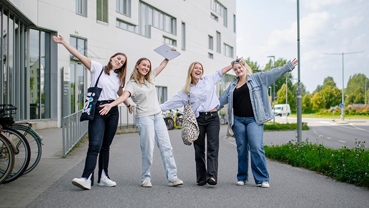 Trappor i en universitetsmiljö.