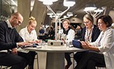 Mari Sandell leder forskningsstudien och tog med sig flera forskare ur sin grupp till Örebro. Johan Swahn, Saara Lundén, Mari Sandell, Åsa Öström och Anu Hopia tittar igenom testet tillsammans på plattor runt ett runt bord.