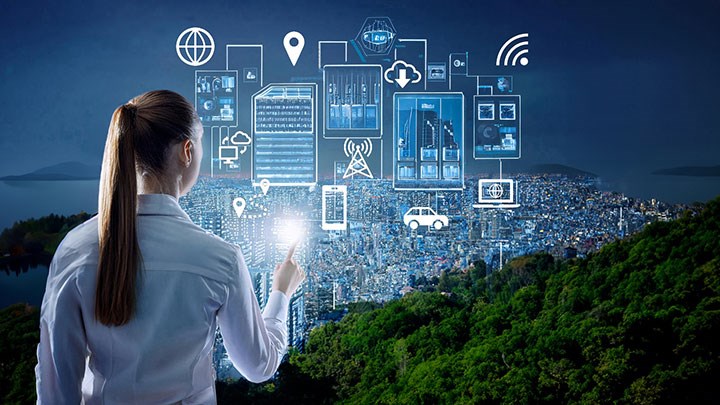 AI-genererad bild av kvinna som tittar mot en digital värld.