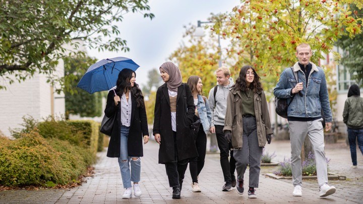 Studenter promenerar på campus 