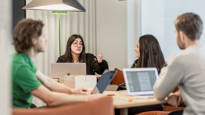 Studenter diskuterar