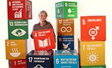 Ann Öhman står bland kuberna som visar FN:s hållbarhetskuber.