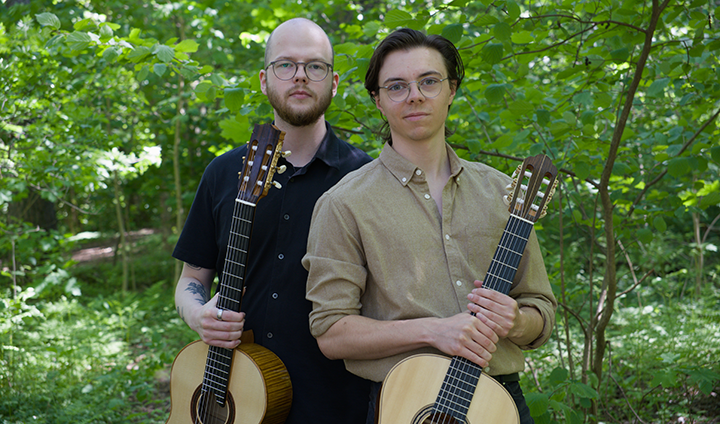 Studenterna Simon och Kalle med gitarrer