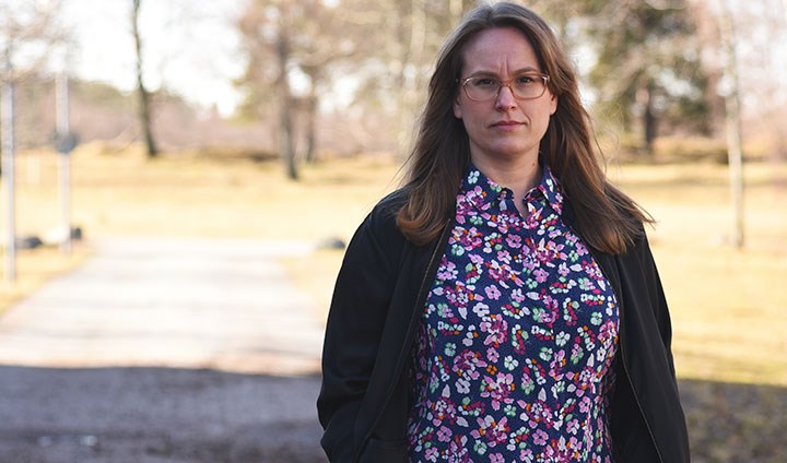 Renée Andersson in front of some trees.