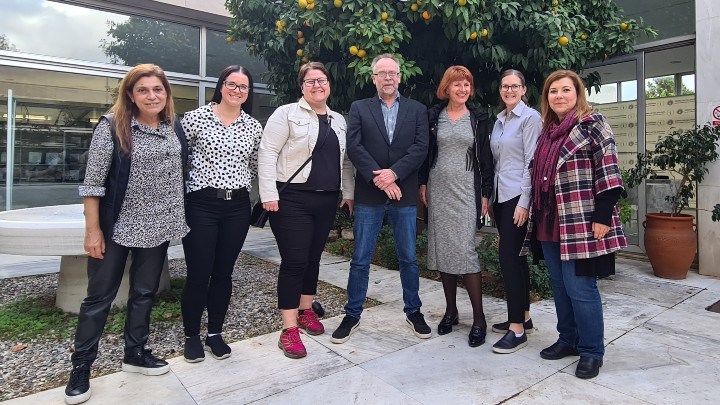 Gruppen från ORU och NHRF som håller på att gemensamt studera purin-piperazin analoger i vaskulära system. Från vänster: Maria Zervou (NHRF), Marianne Haug (ORU), Karin H Franzén (ORU), Magnus Grenegård (ORU), Maria Koufaki (NHRF), Madelene Lindkvist (ORU), Theano Fotopoulou (NHRF)