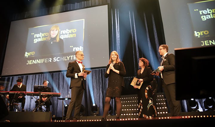 Konferencier Peter Kjellström var med på scenen när Jennifer Schlyter tar emot priset Årets Örebrostudent från prorektor Anna-Karin Andershed och studentkårens ordförande Lasse Lund. 