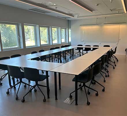 Vy 1 - rektangulära bord med stolar ihopställda i en rektangel