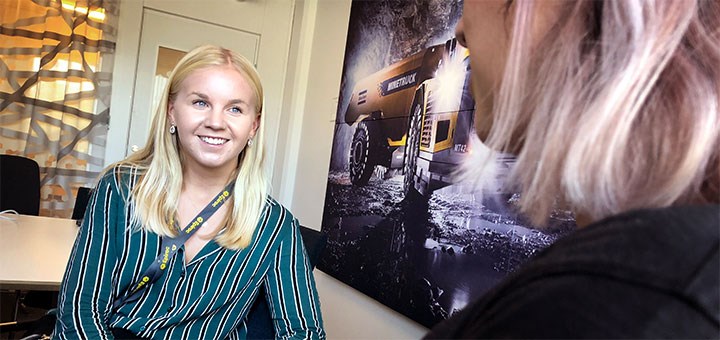 Studentkonsulten Sara Borg i samtal med sin uppdragsgivare.