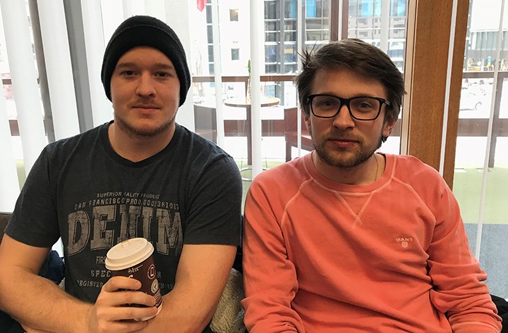 Sjuksköterskestudenterna Björn Johansson och Jacob Ölander var på plats för att höra Karin Hugelius berätta om sin forskning om människors behov och återhämtning efter katastrofer. ”Det var intressant och vi kunde också relatera till ämnet som blivande sjuksköterskor.”