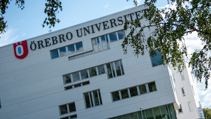 Husfasad med skylten Örebro universitet.