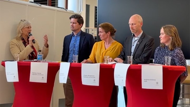 Prorektor Katja Fall i paneldebatt med två män och två kvinnor. 
