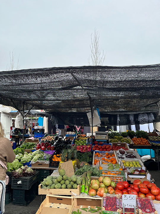 En marknad med frukt och grönt.
