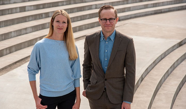 Porträttbild på forskarna Vimefall och Persson. De har en grå trappa i bakgrunden.