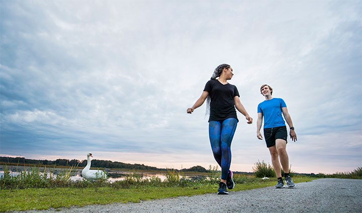 Två studenter på promenad i vacker natur.