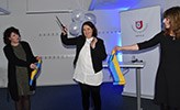 Universitetsdirektör Louise Pålsson klippte bandet som hölls av prorektor Anna-Karin Andershed och Petronella Ekström.
