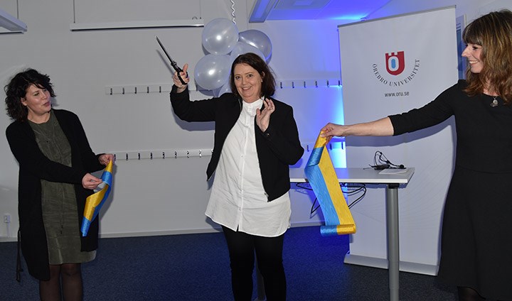 Universitetsdirektör Louise Pålsson klippte bandet som hölls av prorektor Anna-Karin Andershed och Petronella Ekström, pedagogisk utvecklare.