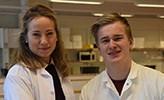 Studenterna Ina-Marie Åberg och Mattias Djurstedt utför laborationer