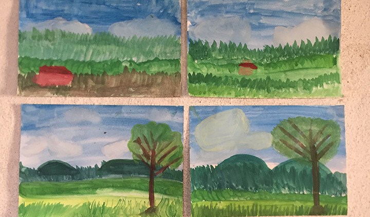 Fyra teckningar, två visar röda hus och två visar träd.