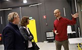 Peter Wallenberg Jr and Sara Mazur being shown around Örebro University.