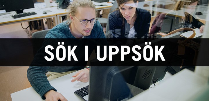 Foto på två personer som sitter vid en dator med texten "Sök i Uppsök".