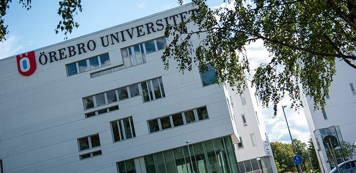 Foto på Novahuset med Örebro universitets logotyp synlig.