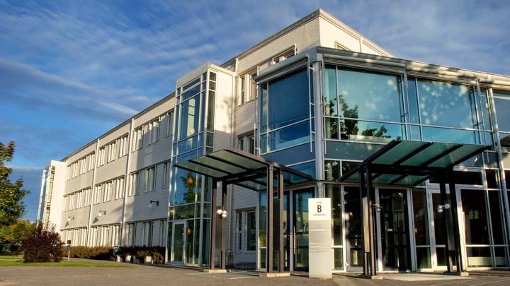 Entrén till Institutionen för humaniora och pedagogik i Forumhuset