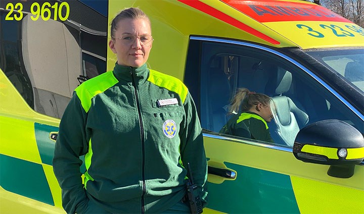 Cecilia Sixtensson vid en ambulans.
