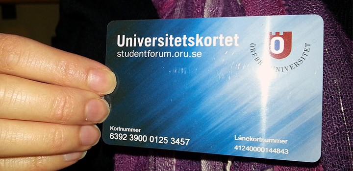 Hand som håller i ett Universitetskort